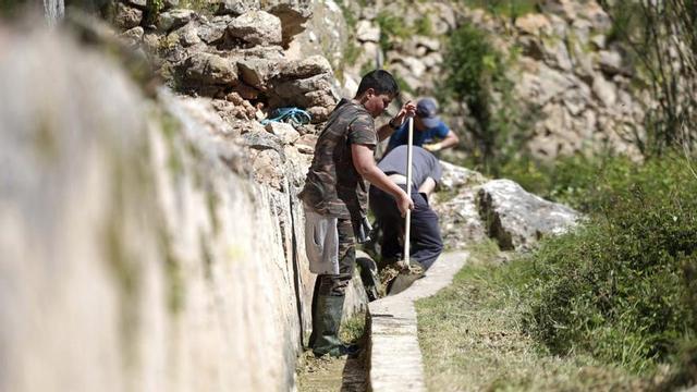 Limpieza, ayer por la mañana, de una de las acequias que distribuye agua de es Broll de Buscastell. | TONI ESCOBAR