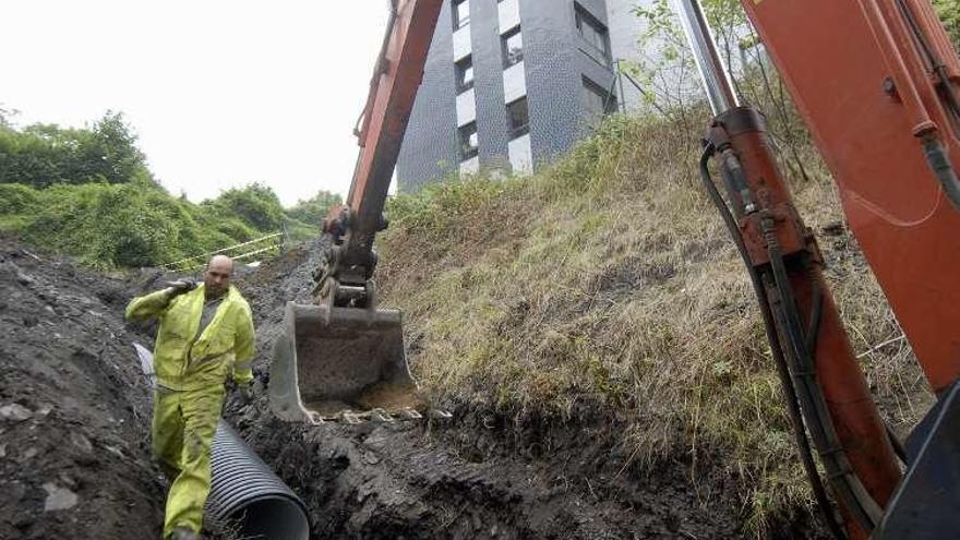 Un operario en la zona donde se desarrolla la obra.