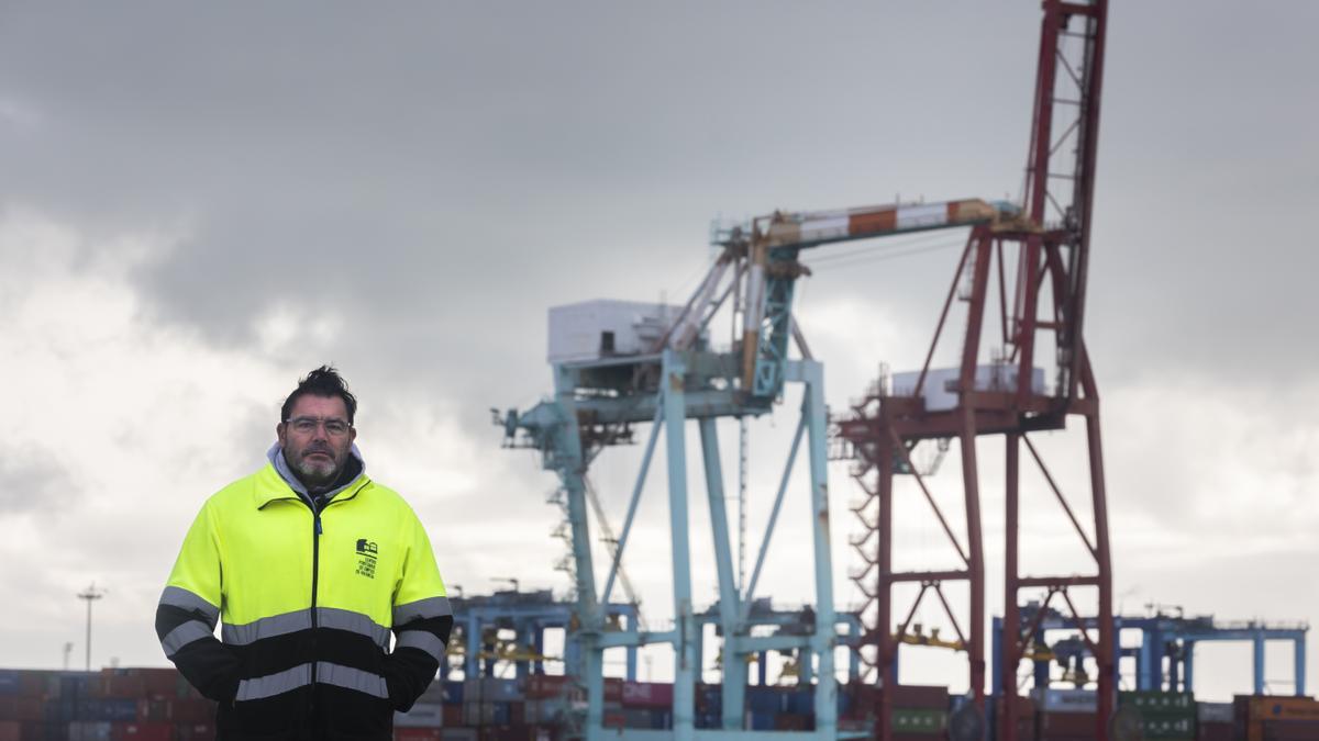 Roberto Mañez, en el Puerto de Valencia. Al fondo, grúas como la que derribó un barco con él dentro.