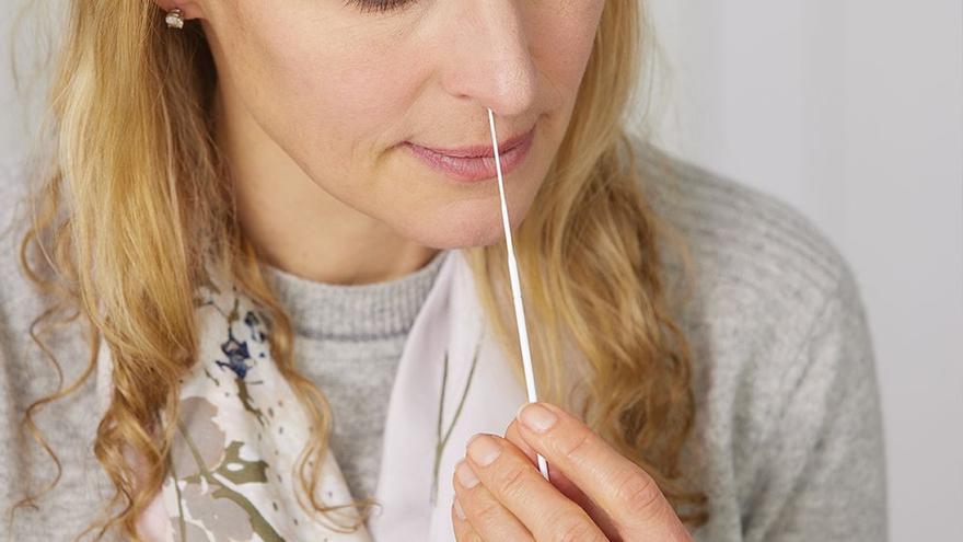 A vueltas con los test de antígenos: ¿muestra nasal o de garganta?