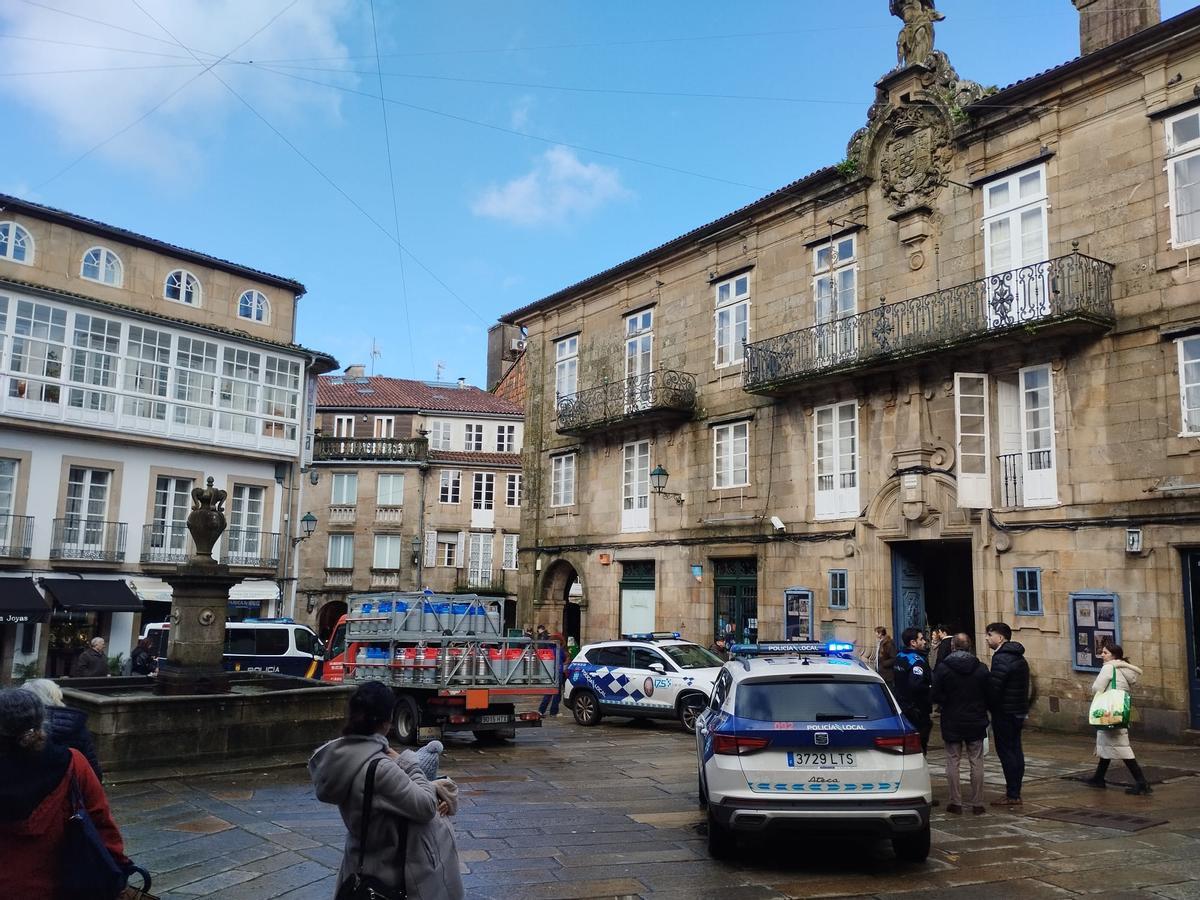 Detenido un hombre por amenazar con un cuchillo a varias personas en la plaza del Toural, en Santiago