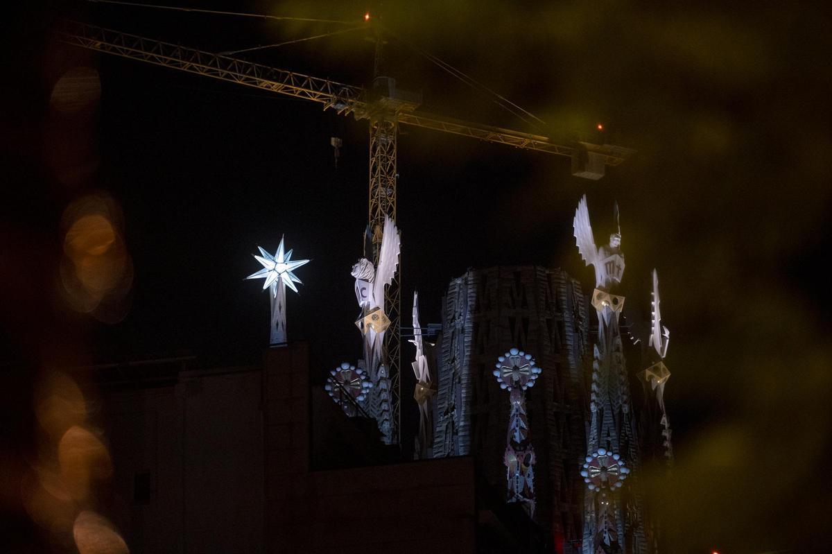Las cuatro torres de los Evangelistas de la basílica de la Sagrada Familia se iluminan por primera vez