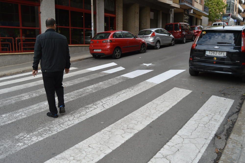 Ganxet i passos de vianants pintats a Berga a favor del referèndum de l''1-0