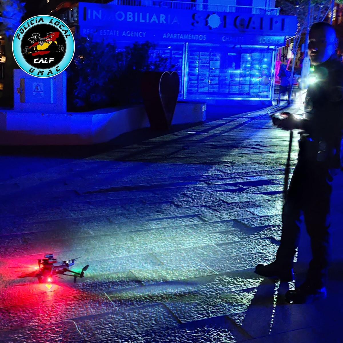 Un agente prepara el dron para iniciar el vuelo