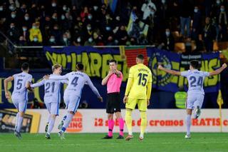 El Barça arranca su primera victoria fuera en el campo del Villarreal