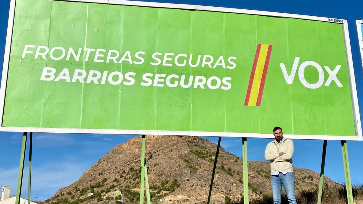 &quot;Fronteras seguras, barrios seguros&quot;: las nuevas vallas de Vox contra la inmigración