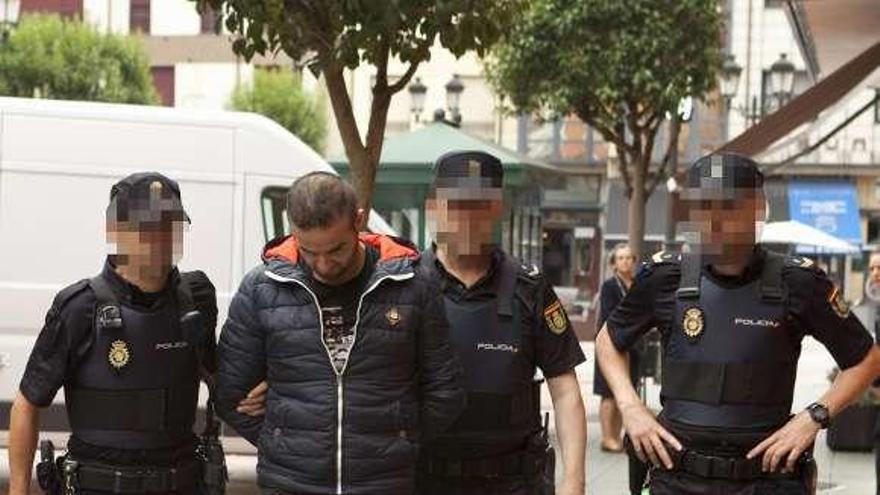 Los policías escoltan a D. H. H., antes de su comparecencia ante el juez en 2017, tras ser detenido.