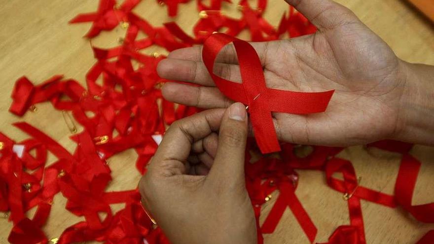 Lazos rojos que simbolizan la lucha contra el sida.