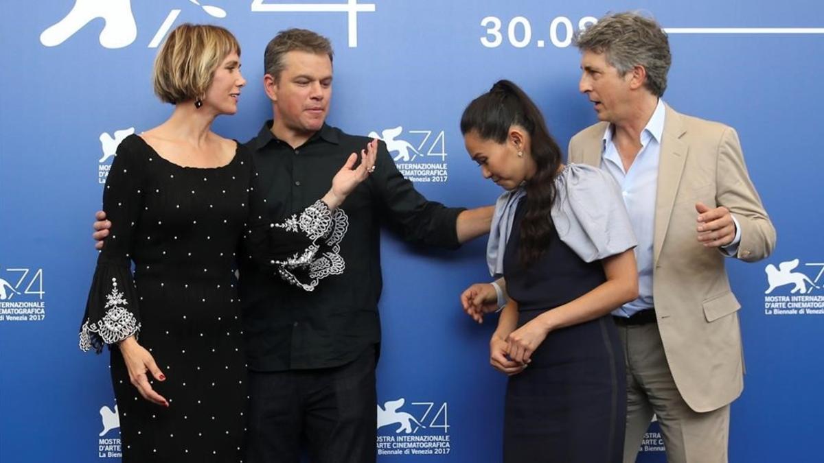 zentauroepp39866900 director alexander payne poses with actors matt damon  krist170830172252