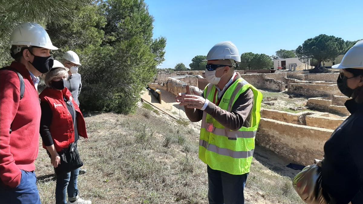 Imagen de la visita de este lunes a la Rábita Califal y La Fonteta por parte los representantes del Consell y el alcalde de Guardamar