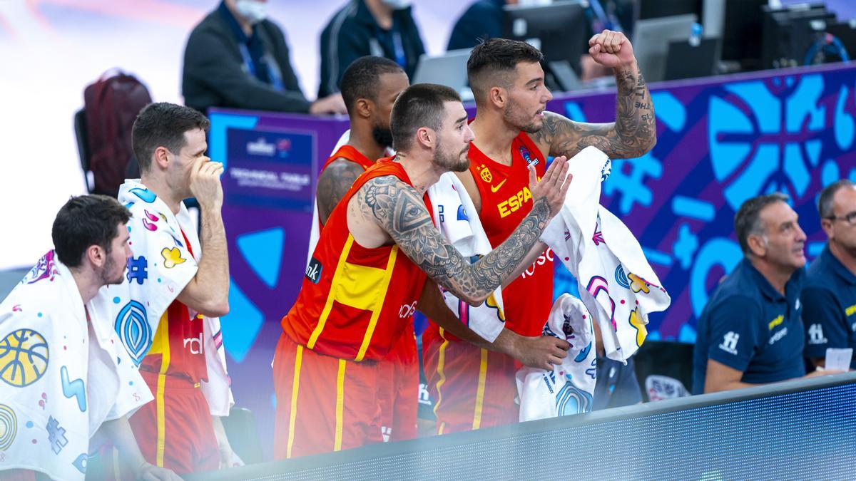 Juancho Hernangómez junto a su hermano Willy celebrando una acción de España en el Eurobasket 2022