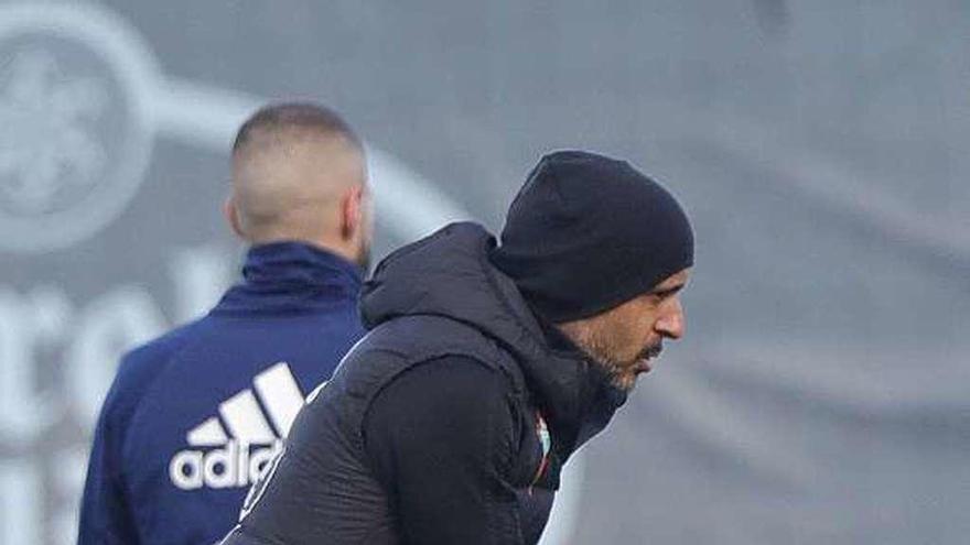 Miguel Cardoso, durante el entrenamiento de ayer. // Ricardo Grobas