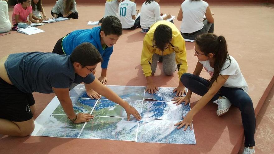 Alumnos del Colegio Virgen de la Vega estudiando a Ophelia a su paso por el Atlántico en dirección a Irlanda.