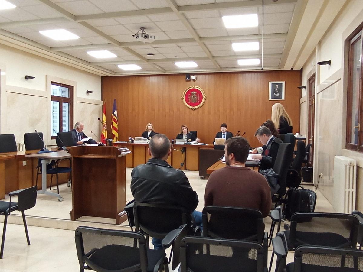 Los dos acusados, en el juicio celebrado en la Audiencia de Palma.
