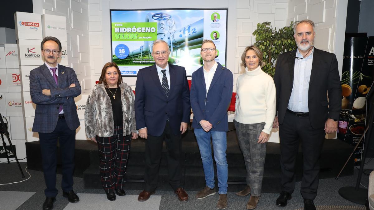 Protagonistas. Antonio González (AeH2), Nieves Ágreda (Cámara de Comercio), Javier Navarro (Fundación Hidrógeno), Jorge Heras y Marta Cagigas (EL PERIÓDICO DE ARAGÓN) y Miguel Mayrata (Redexis), antes del inicio de la jornada