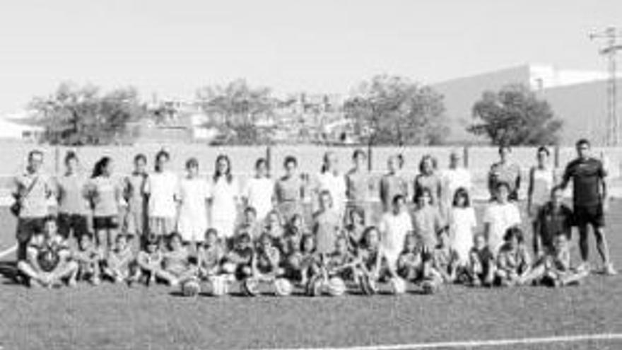 45 niñas asisten al campus de fútbol de diputación en Trujillo