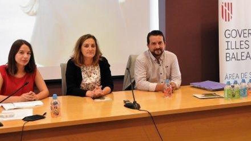 Margalida Frontera, Vanessa Parellada y Antonio Sanz presentan el registro de últimas voluntades en Formentera.