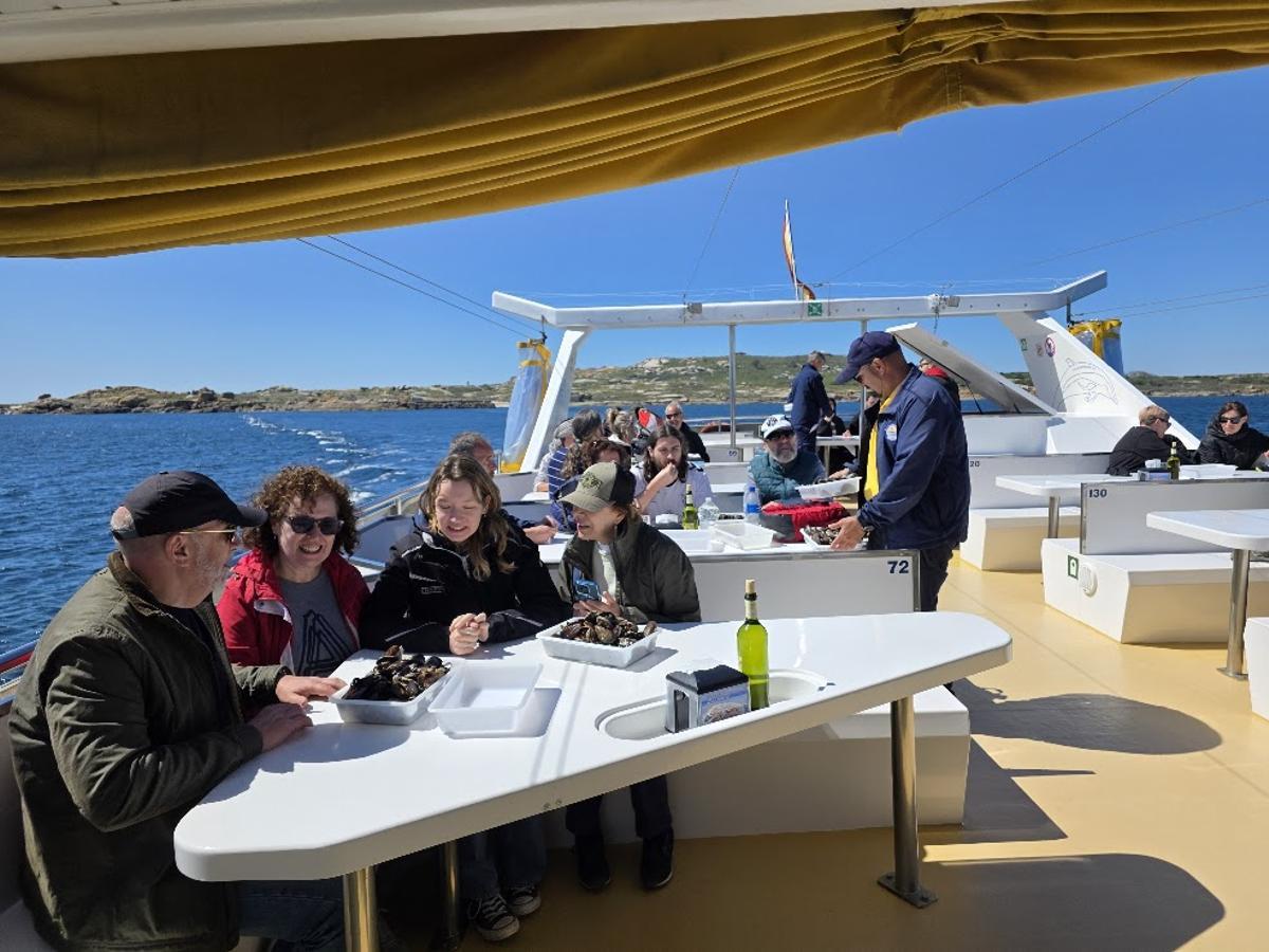 Degustación de mejillones tras la visita a Sálvora.