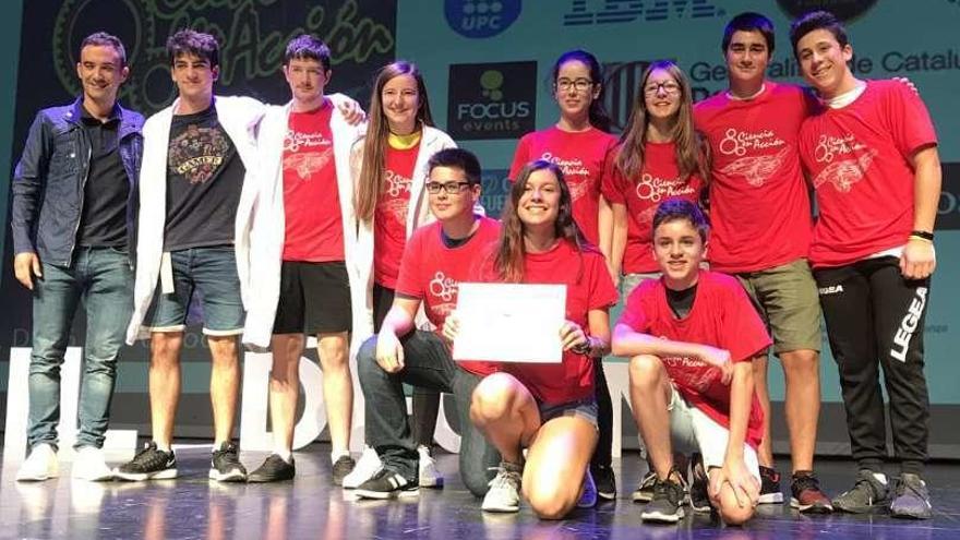 Los estudiantes cambreses reciben el premio en la feria Ciencia en Acción.