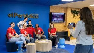 Las anécdotas de la visita del Casademont Zaragoza femenino a EL PERIÓDICO: "He empezado a jugar al baloncesto por vosotras"