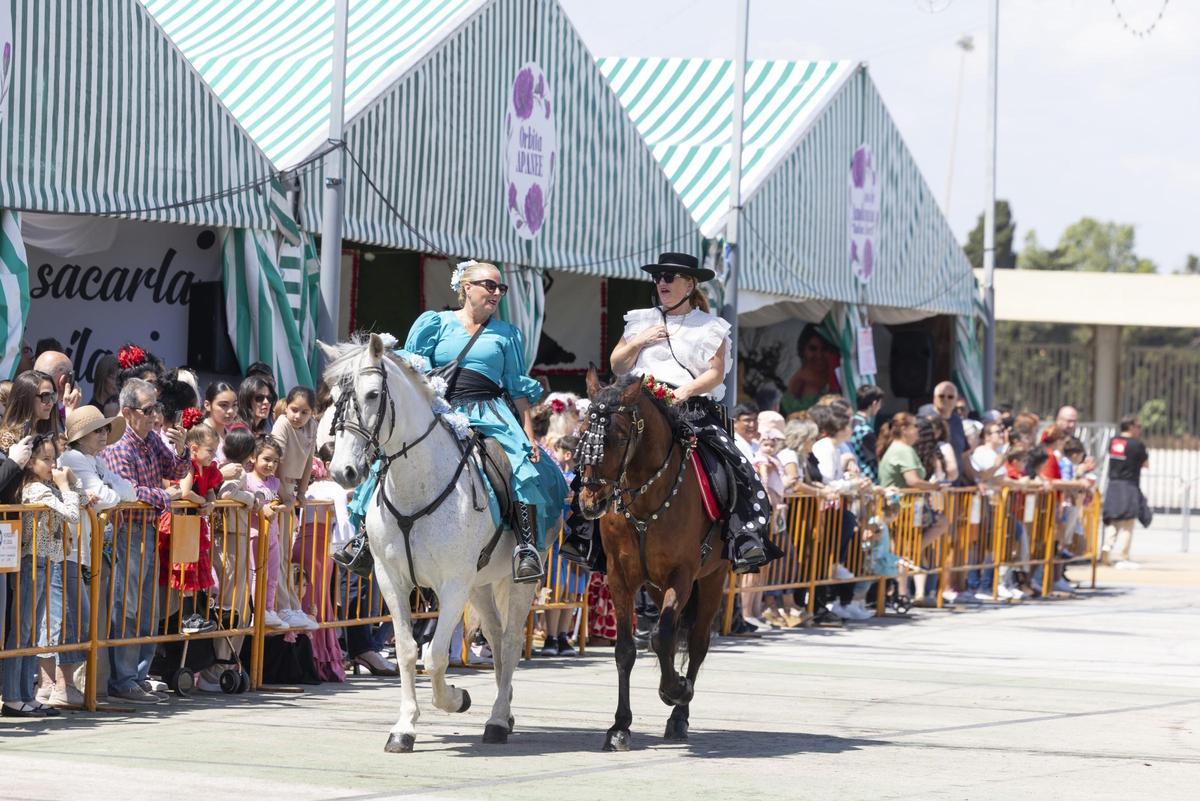 Desfile de carrozas y caballistas de la Feria de Mayo 2026 de Torrevieja este domingo