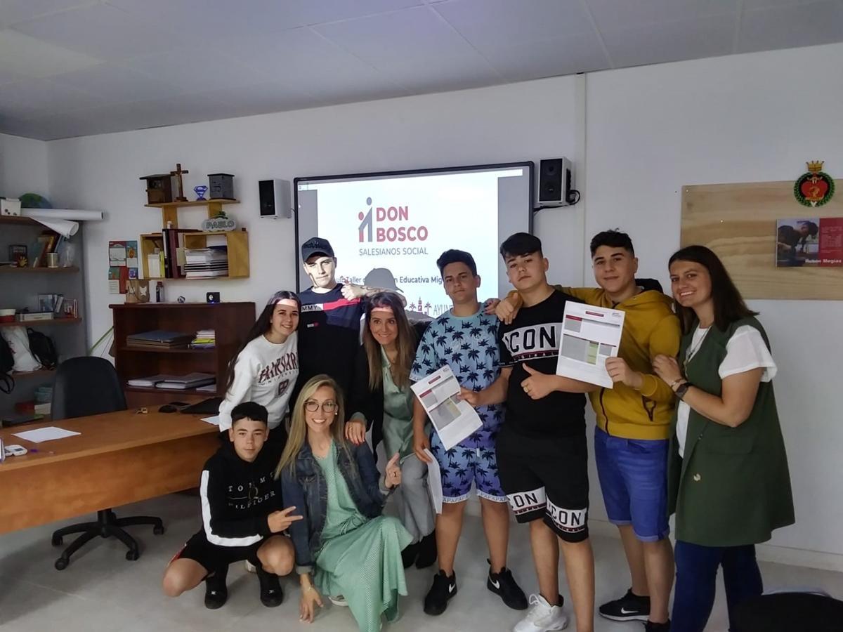 Alumnos y profesoras en un taller.