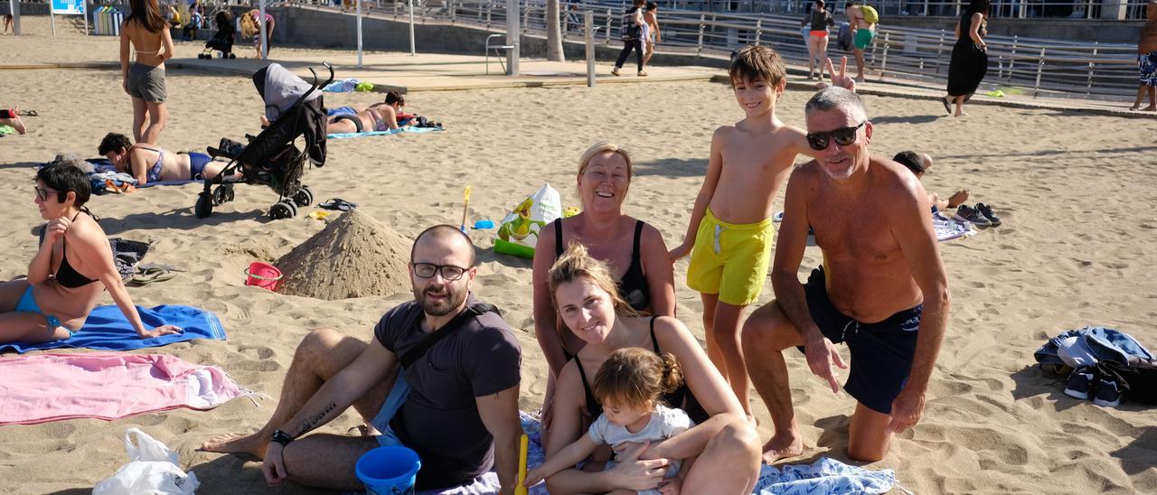 Familia de turistas suecos en la Playa de Las Canteras