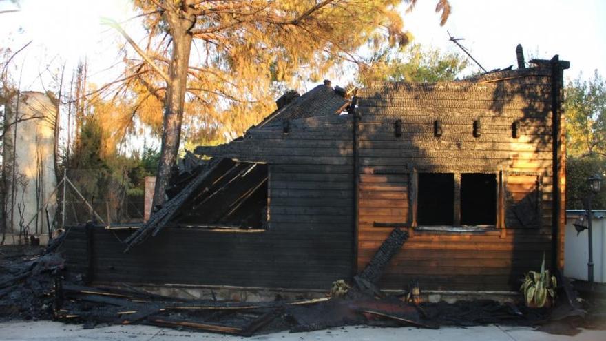 Un incendio calcina una casa de madera en la zona de Campo de Aras en Lucena