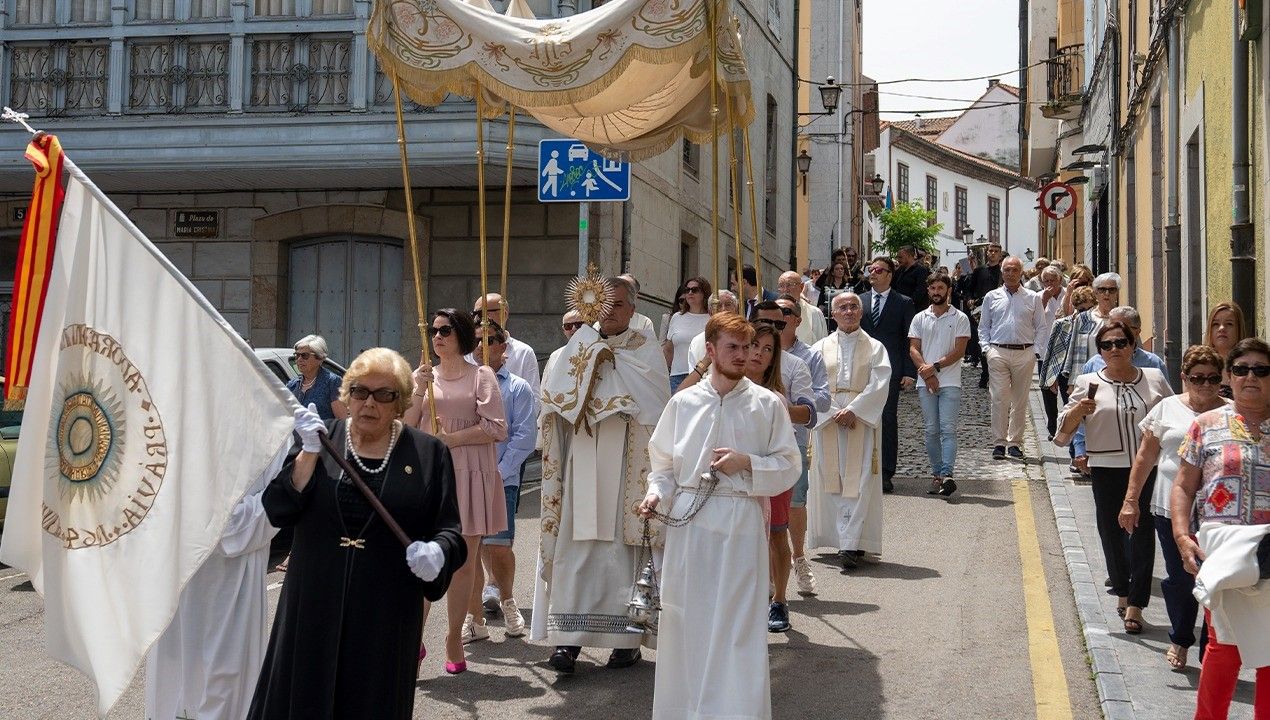 Pravia disfruta el Corpus y se llena de color con las alfombras ornamentales