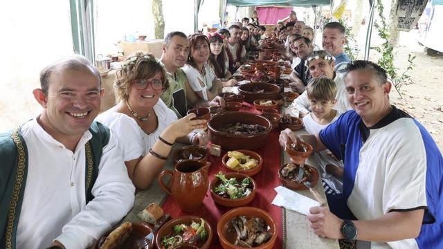 Un grupo de personas disfrutando de la comida de Feira Franca en la edición del año pasado.