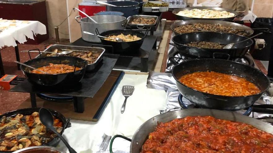 El espectacular &#039;esmorzaret&#039; tradicional valencià de los cofrades en el Cabanyal