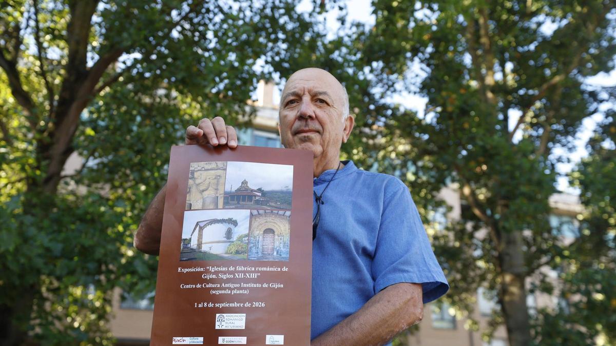 Bernardo Santeugenia con el cartel de la exposición.