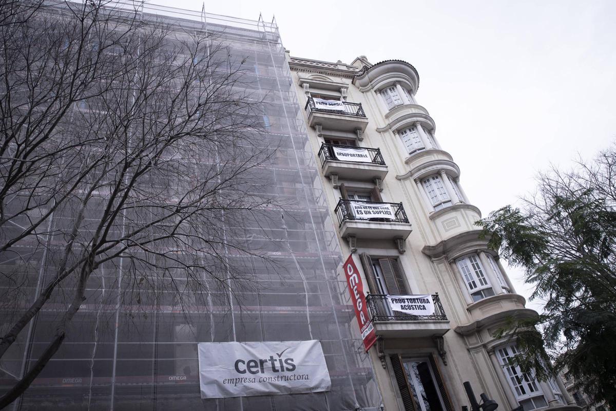 Carteles contra el ruido junto a las obras en el 495 de Consell de Cent, en Barcelona.