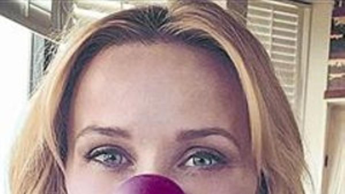 Witherspoon se pone la nariz de payaso_MEDIA_1