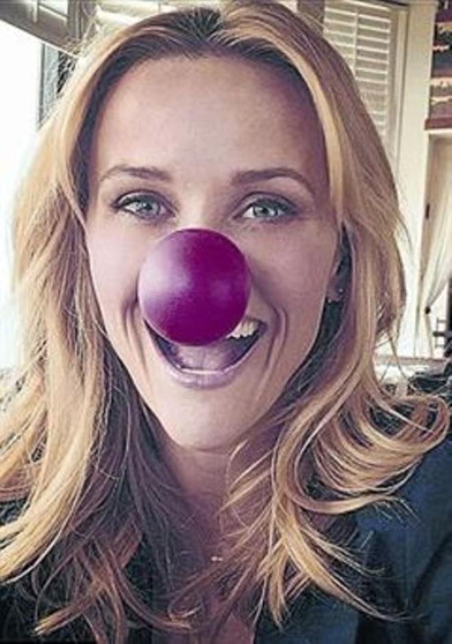 Witherspoon se pone la nariz de payaso_MEDIA_1