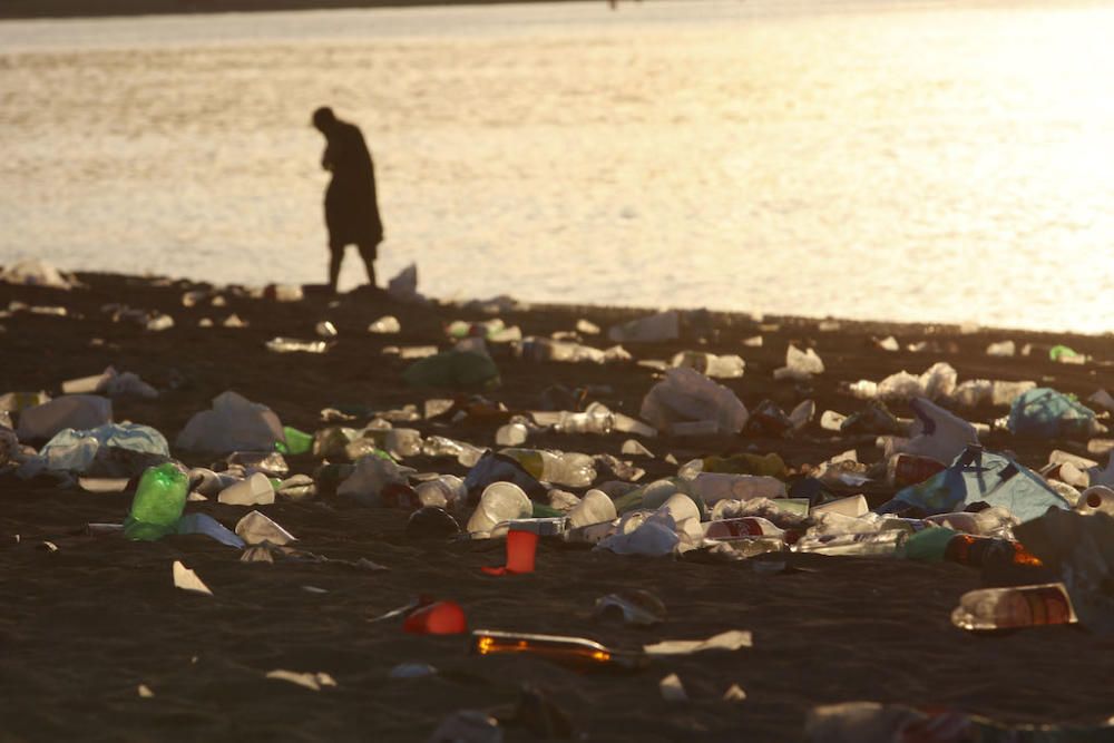 Así quedaron las playas tras la Noche de San Juan.