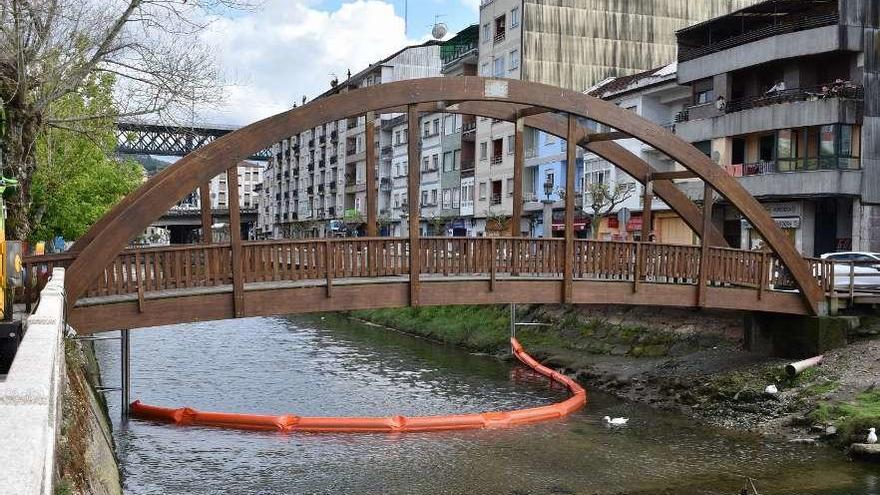 La barrera anticontaminación de la desembocadura del río Alvedosa, en Redondela.  // FdV