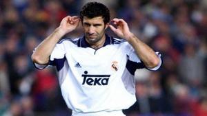 7. Figo se tapa los oídos en su primer regreso como blanco (21/10/2000)