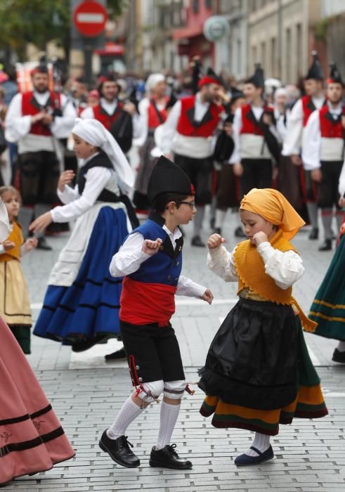 Desfile de grupos folclóricos en los Güevos Pintos 2017