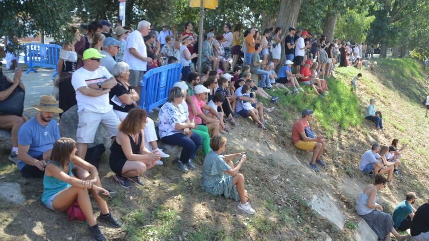 Un grup de persones a Castelló d’Empúries, en una edició del Terra de Trobadors.  | SANTI COLL