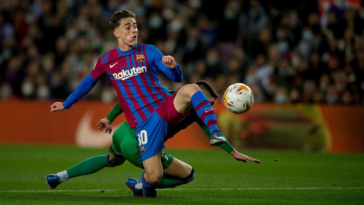 Gavi, en la jugada en la que provocó el penalti de Osasuna en el Camp Nou.