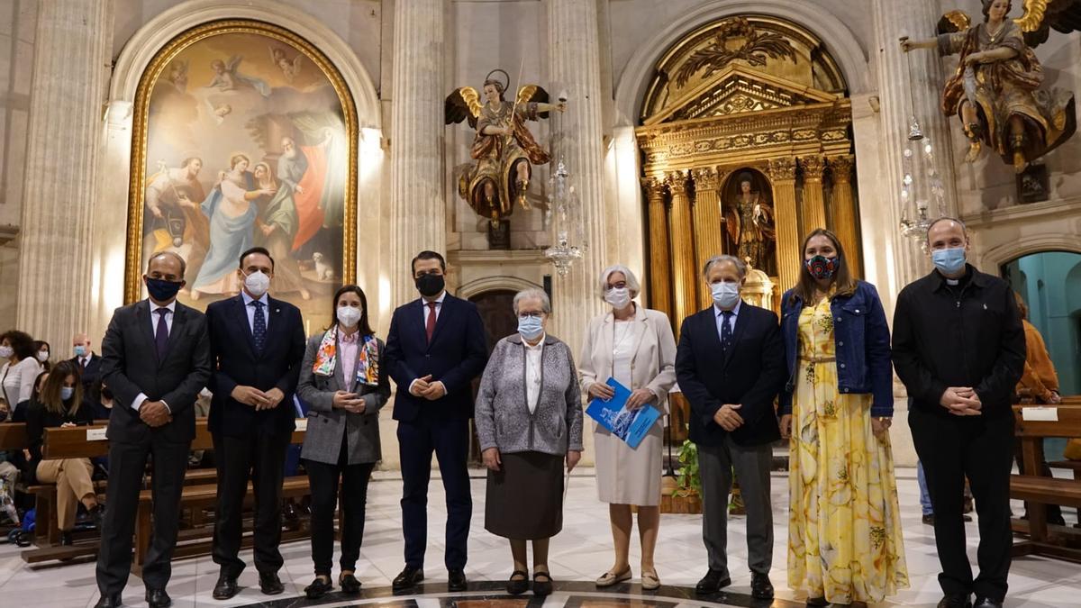 Autoridades asistentes a la inauguración del proyecto 'Conoce nuestra iglesia' en la iglesia Santa Victoria.