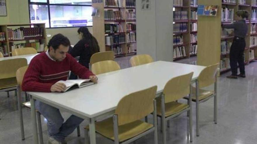 El primer Club de Lectura en Valenciano inicia su andadura en la Biblioteca Municipal