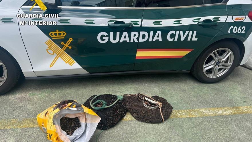 Sorprenden a tres furtivos de Muxía con veinte kilos de percebe en la costa de Laxe