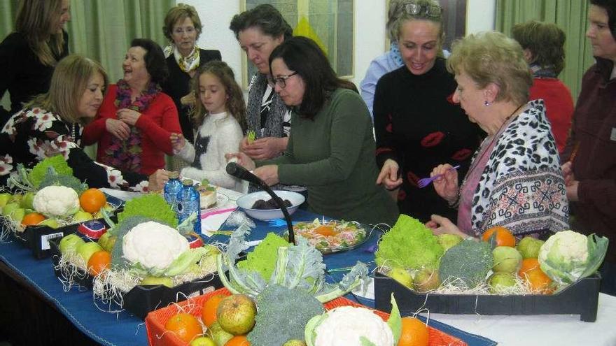 El jurado y el público prueban los platos presentados al concurso de cocina.