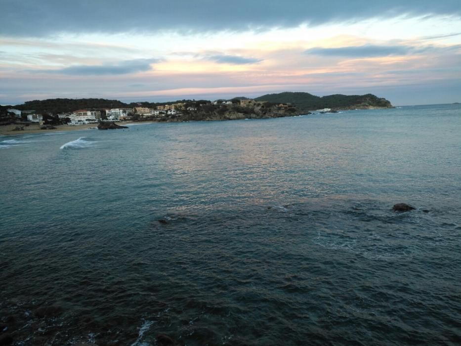 Capvespre. El sol s’havia amagat, i a la platja de la Fosca, a Palamós, les onades arribaven suaument a la platja .