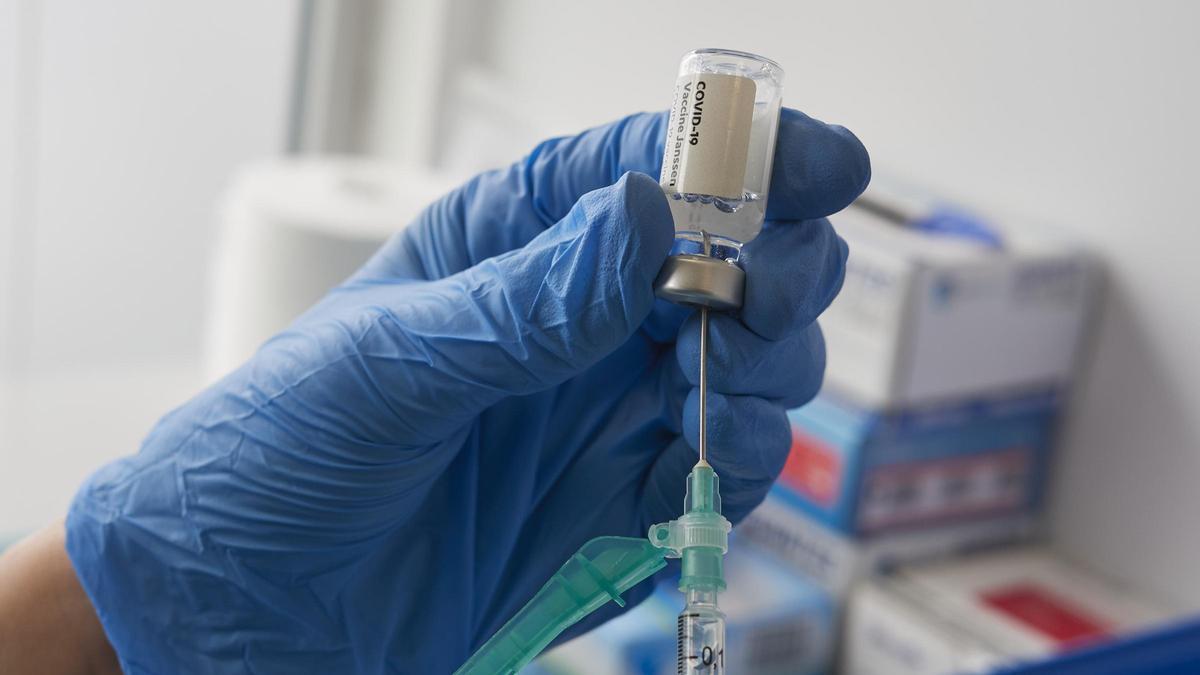 Una profesional sanitaria sostiene un vial con la vacuna de Janssen.