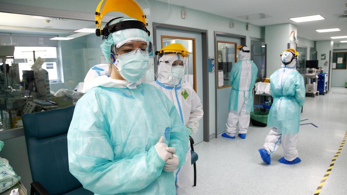 Sanitarios en la uci del hospital Miguel Servet, durante una de las olas de covid.