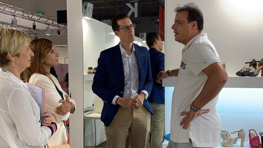 Marián Cano; la edil de Industria de Elda, Silvia Ibáñez; y Rubén Alfaro charlan con el representante de Audley.