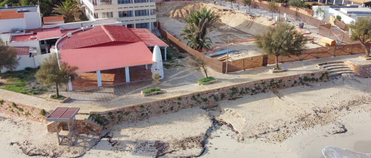 Imagen del rastro que dejó el achique del agua de mar que entró en la excavación y se vertió en la playa de es Pujols.